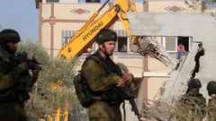 قوات الاحتلال تحاصر منزل عائلة أشرف نعالوة