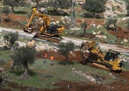 الاحتلال يدمر طريقا زراعية جنوب نابلس