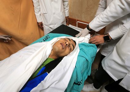 جثمان المواطن الفلسطيني محمد أبو شربين، 20 عاماً، الذي قُتل برصاص القوات الإسرائيلية على الحدود بين إسرائيل وغزة، في مشرحة مستشفى الأقصى في دير البلح