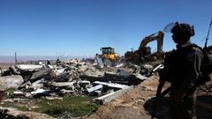 الاحتلال يدمر طريقا زراعية جنوب نابلس