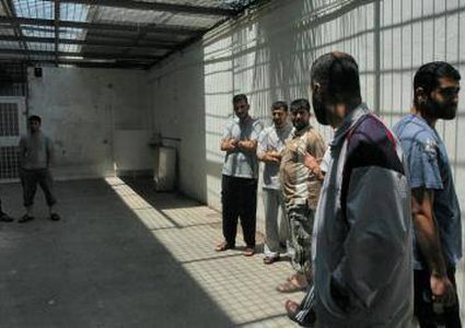 معاناة الأسرى في معتقل عتصيون تتفاقم