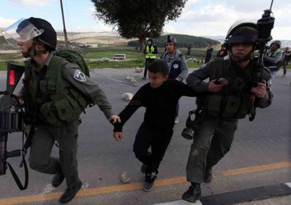 قوات الاحتلال تعتقل طفلا من يعبد