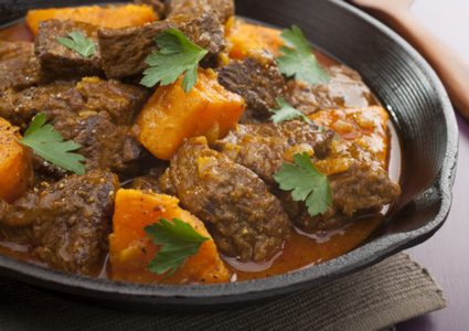 اللحم مع البطاطا الحلوة والزبيب