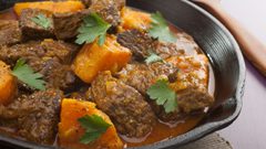 اللحم مع البطاطا الحلوة والزبيب