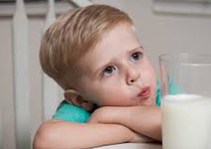 5 أطعمة غنية بـ "الكالسيوم" لطفلك كاره الحليب