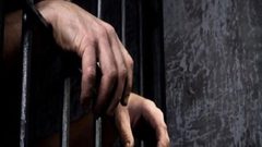 سجن "مدرس تركي" بسبب مراسلة طالبه في المدرسة