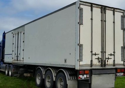 العثور على 15 طفلا داخل ثلاجة شاحنة كبيرة