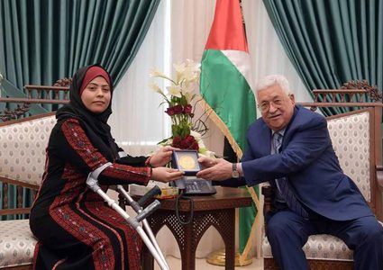 الرئيس يستقبل الصحفية الجريحة دعاء زعرب