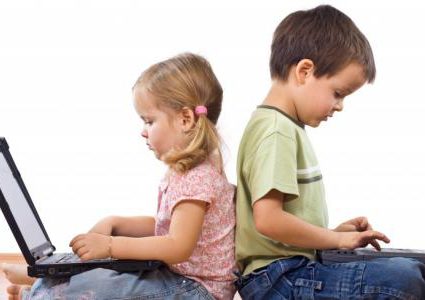 كيف تؤثر الأجهزة الحديثة على نوم الأطفال؟