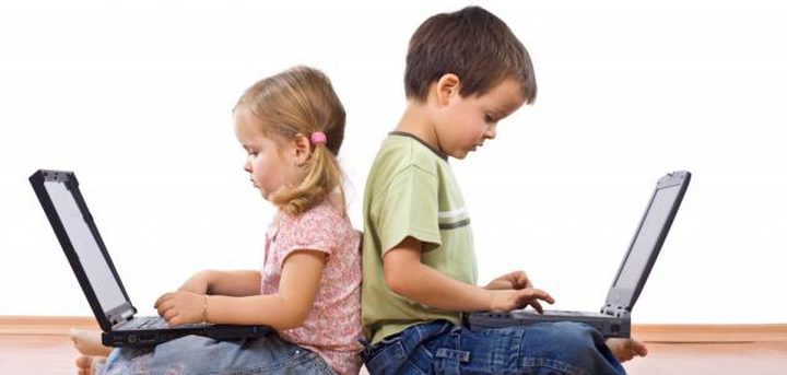 كيف تؤثر الأجهزة الحديثة على نوم الأطفال؟