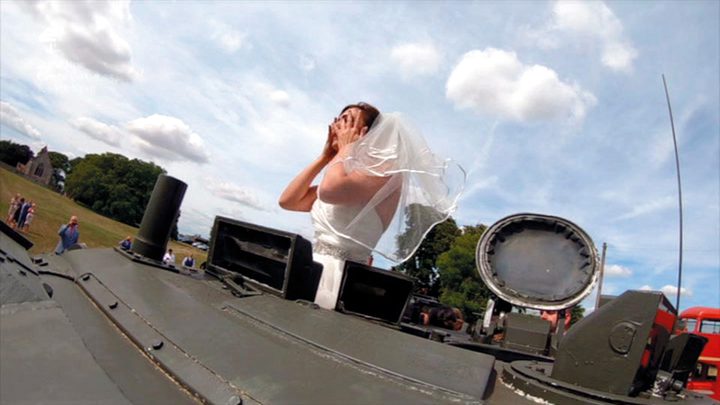 بريطانيا .. عروس تُزف على متن دبابة!