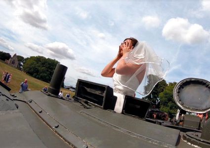 بريطانيا .. عروس تُزف على متن دبابة!