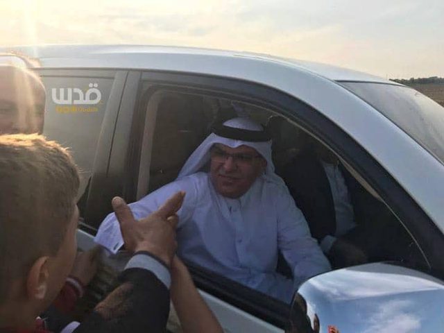 متظاهرون يرشقون سيارة العمادي بالحجارة شرق غزة