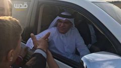 متظاهرون يرشقون سيارة العمادي بالحجارة شرق غزة