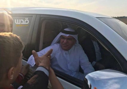 متظاهرون يرشقون سيارة العمادي بالحجارة شرق غزة