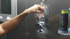 لماذا يجب ألا تأخذ هاتفك الذكي معك إلى الحمام؟