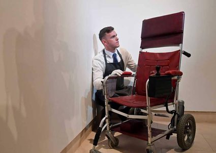 بيع كرسي ورسالة هوكينغ بـ"رقم خيالي"