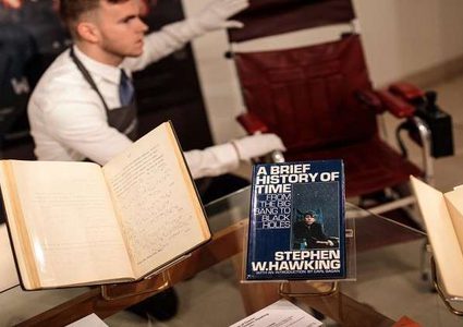 بيع أطروحة ستيفن هوكينغ وكرسيه المتحرك بمليون دولا