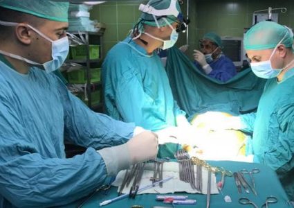 وفد طبي إيطالي يجري عمليات جراحية بمستشفى الخليل