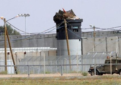 ضابط إسرائيلي يحاول تهدئة مستوطني "الغلاف"