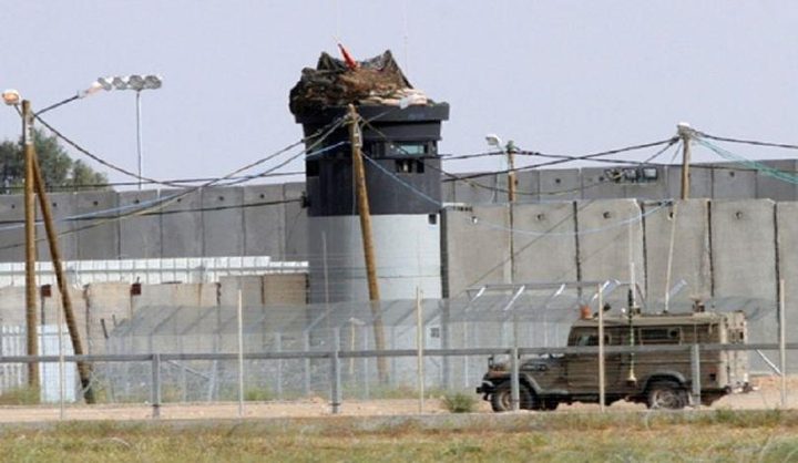 ضابط إسرائيلي يحاول تهدئة مستوطني "الغلاف"