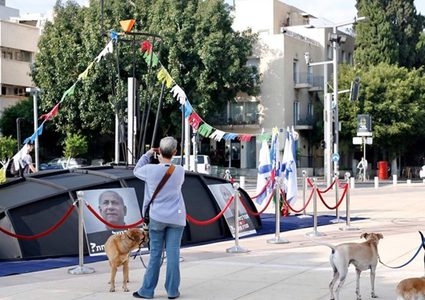 معارضون ينشرون مجسم غواصة فساد نتنياهو وسط تل أبيب