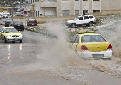 رئيس الوزراء الأردني يقر بالتقصير في قضية السيول