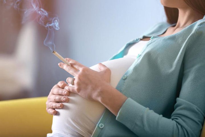 للأم الحامل..التدخين يصيب الأطفال بـ"حول العيون"