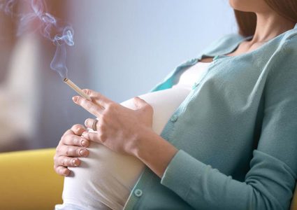 للأم الحامل..التدخين يصيب الأطفال بـ"حول العيون"