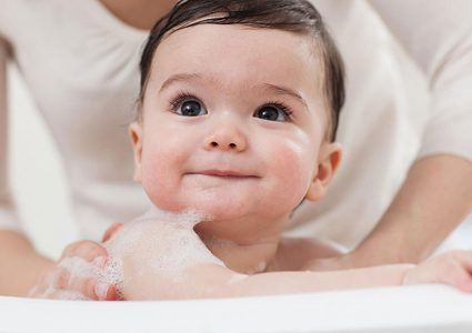 أفضل وقت لاستحمام الاطفال الرضع