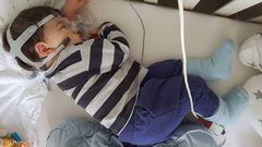 طفل يواجه أصعب خيار بين اليقظة أو الموت!