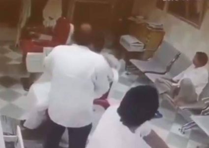 "سعودية" تقتحم صالون حلاقة بسيارة رباعية الدفع!