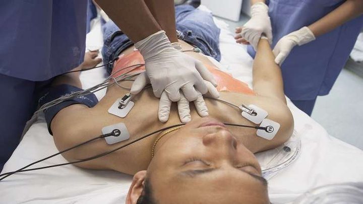 أم يصبح وزنها 30 كغ.. والسبب انتظار صحوة ابنها!