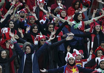 إيران تسمح للنساء بحضور مباراة كرة القدم في طهران