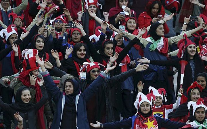إيران تسمح للنساء بحضور مباراة كرة القدم في طهران