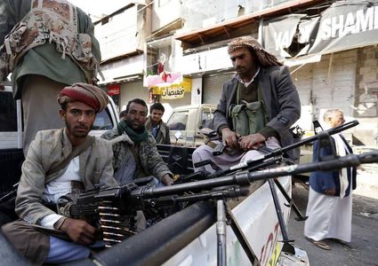 الحوثيون يشددون مراقبة المسؤولين