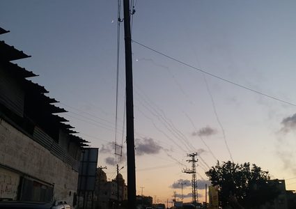 سقوط صاروخ على حافلة إسرائيلية وإصابة مستوطن