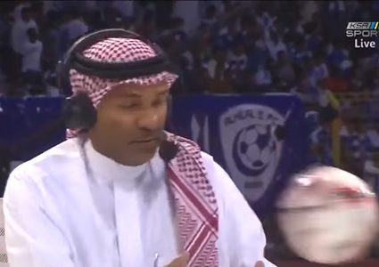 ارتطام كرة قدم بمحلل سعودي على الهواء مباشرة