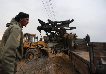 آثار الغارة الجوية الإسرائيلية في خانيونس