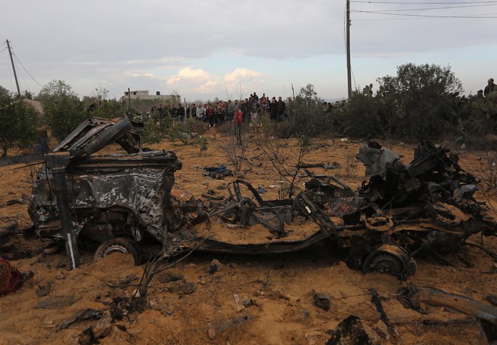 بقايا المركبة التي تم تدميرها في غارة جوية إسرائيلية ، في خان يونس جنوب قطاع غزة عقب اندلاع اشتباك مسلح خلال عملية عسكرية إسرائيلية في قطاع غزةحيث اسفرت عن استشهاد سبعة مواطنين وإصابة  14 اخرين ومقتل ضابط في قوات الاحتلال واصابة اخر.