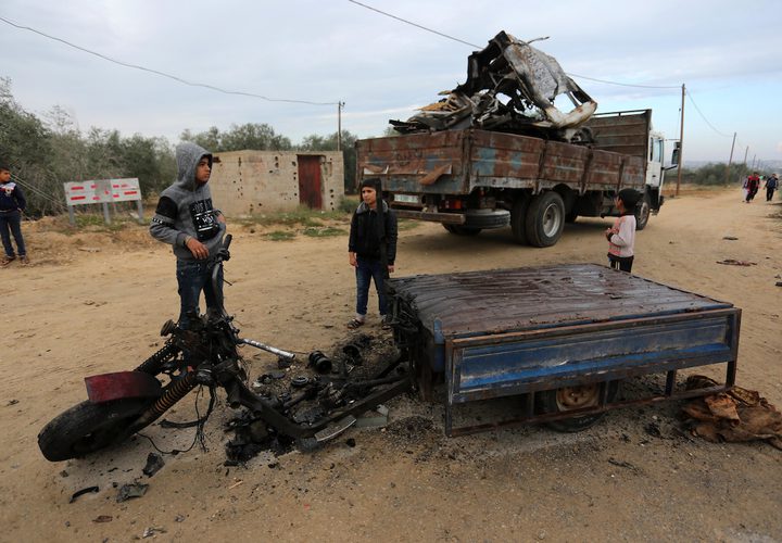 بقايا المركبة التي تم تدميرها في غارة جوية إسرائيلية ، في خان يونس جنوب قطاع غزة عقب اندلاع اشتباك مسلح خلال عملية عسكرية إسرائيلية في قطاع غزةحيث اسفرت عن استشهاد سبعة مواطنين وإصابة  14 اخرين ومقتل ضابط في قوات الاحتلال واصابة اخر.