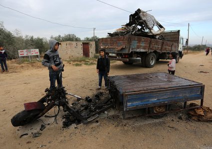 آثار الغارة الجوية الإسرائيلية في خانيونس