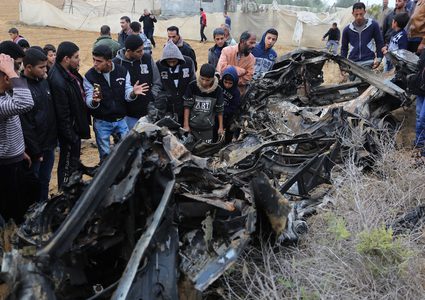 آثار الغارة الجوية الإسرائيلية في خانيونس