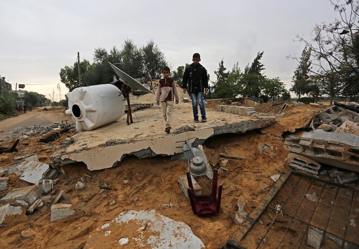 بقايا المركبة التي تم تدميرها في غارة جوية إسرائيلية ، في خان يونس جنوب قطاع غزة عقب اندلاع اشتباك مسلح خلال عملية عسكرية إسرائيلية في قطاع غزةحيث اسفرت عن استشهاد سبعة مواطنين وإصابة  14 اخرين ومقتل ضابط في قوات الاحتلال واصابة اخر.