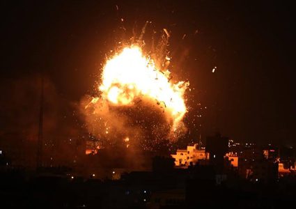 طيران الاحتلال يدمر مبنى فضائية الأقصى في غزة