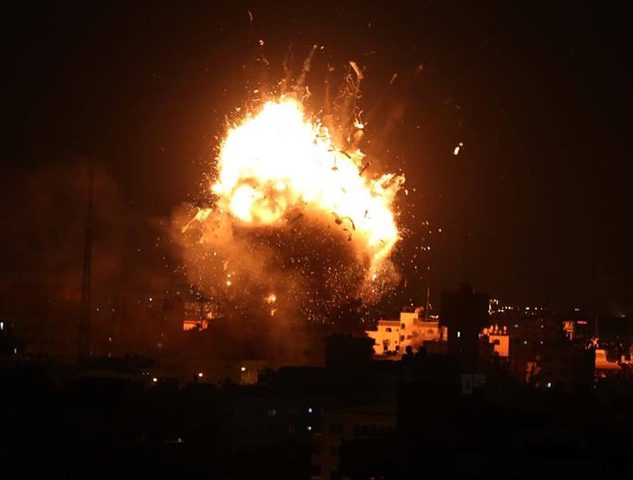 طيران الاحتلال يدمر مبنى فضائية الأقصى في غزة