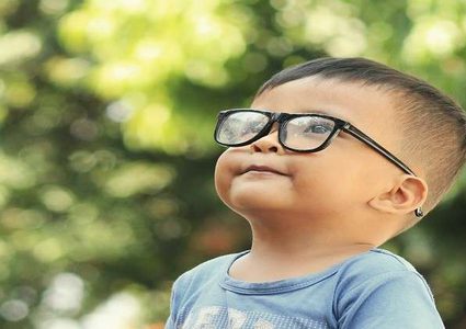 عادة يومية تهدد الأطفال بـ"السمنة وقصر النظر