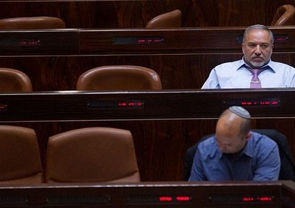 تويتر يشعل حربا كلامية بين ليبرمان وبينيت