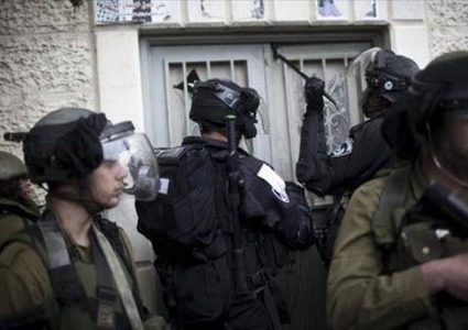 الاحتلال يسلم مواطنا بلاغا لمراجعة مخابراته