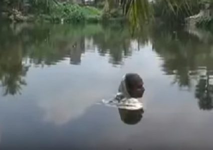 هندية تمضي نهارها في الماء.. وهذه هي قصتها المحزنة